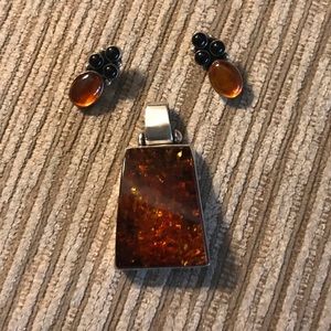 Amber pendant with clip amber/onyx earrings